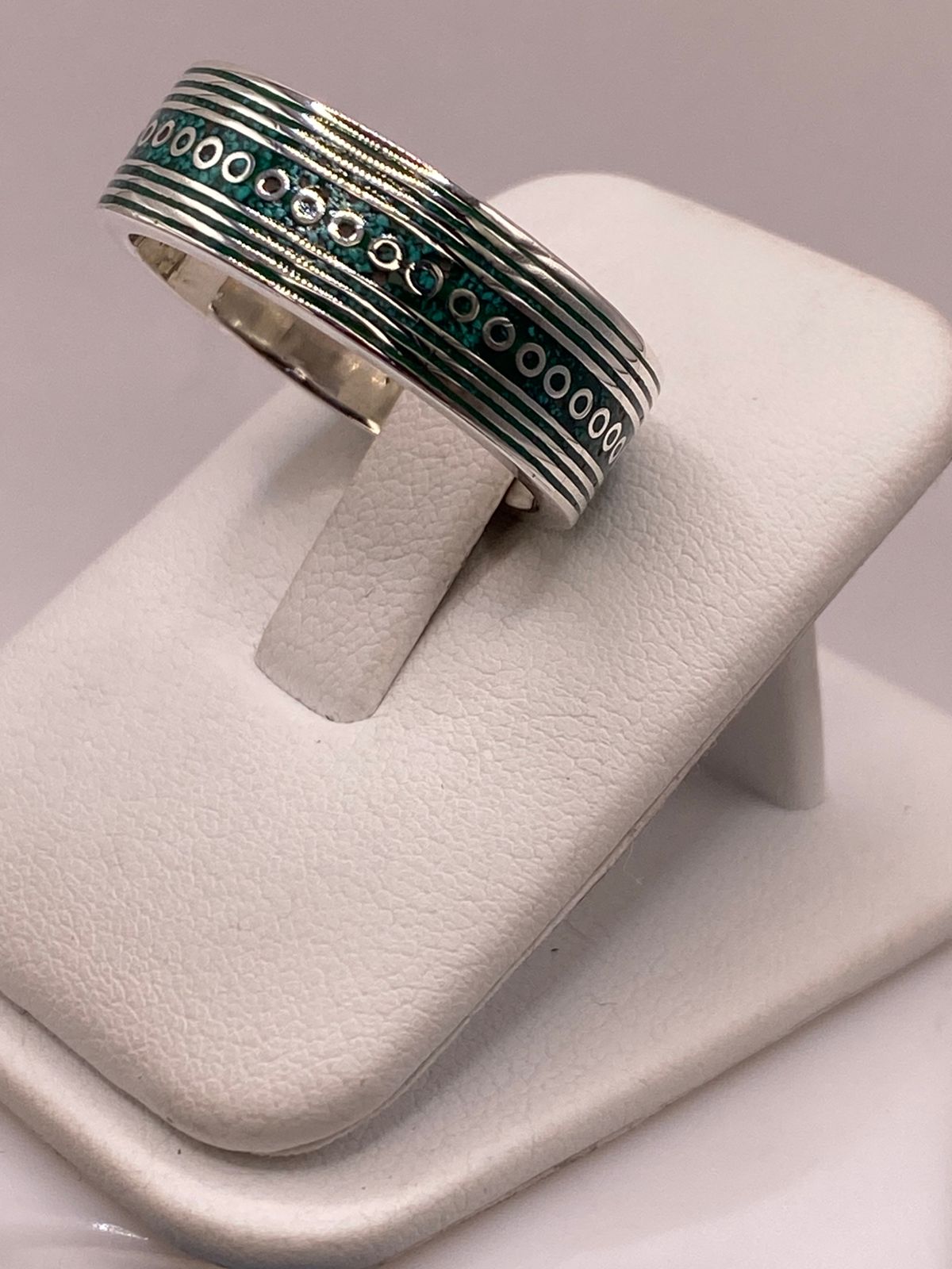 Anillo Plata .925 con Incrustación Verde y Detalles Geométricos
