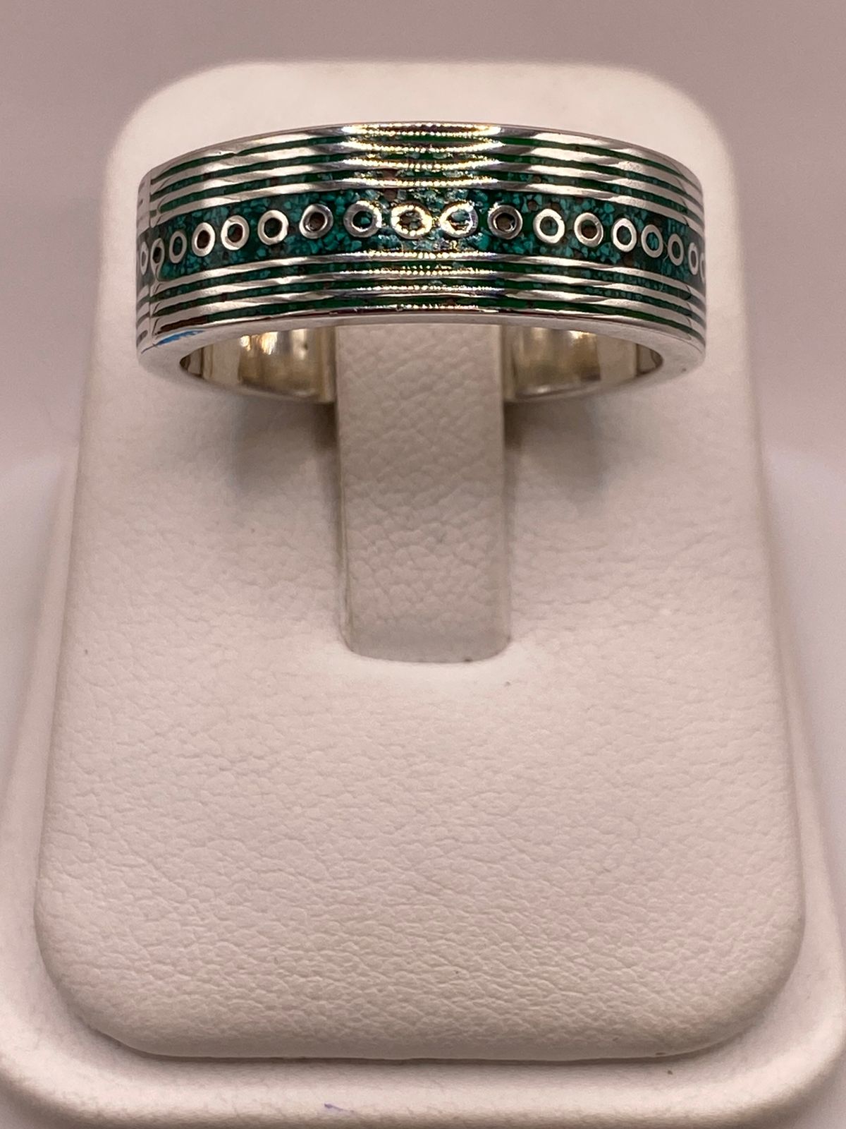 Anillo Plata .925 con Incrustación Verde y Detalles Geométricos