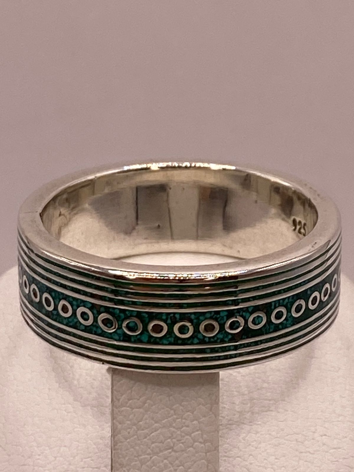 Anillo Plata .925 con Incrustación Verde y Detalles Geométricos