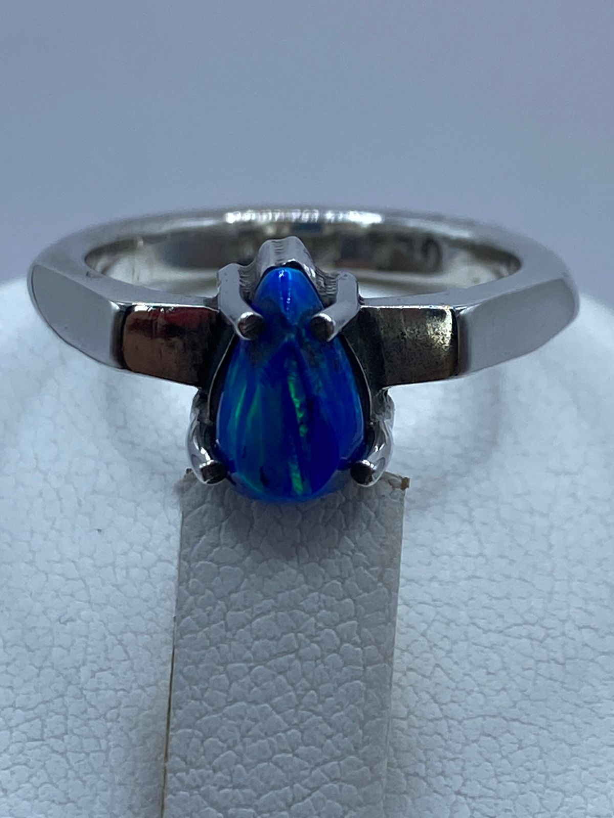Anillo de Plata .925 con Ópalo Azul de Fuego en Corte Gota