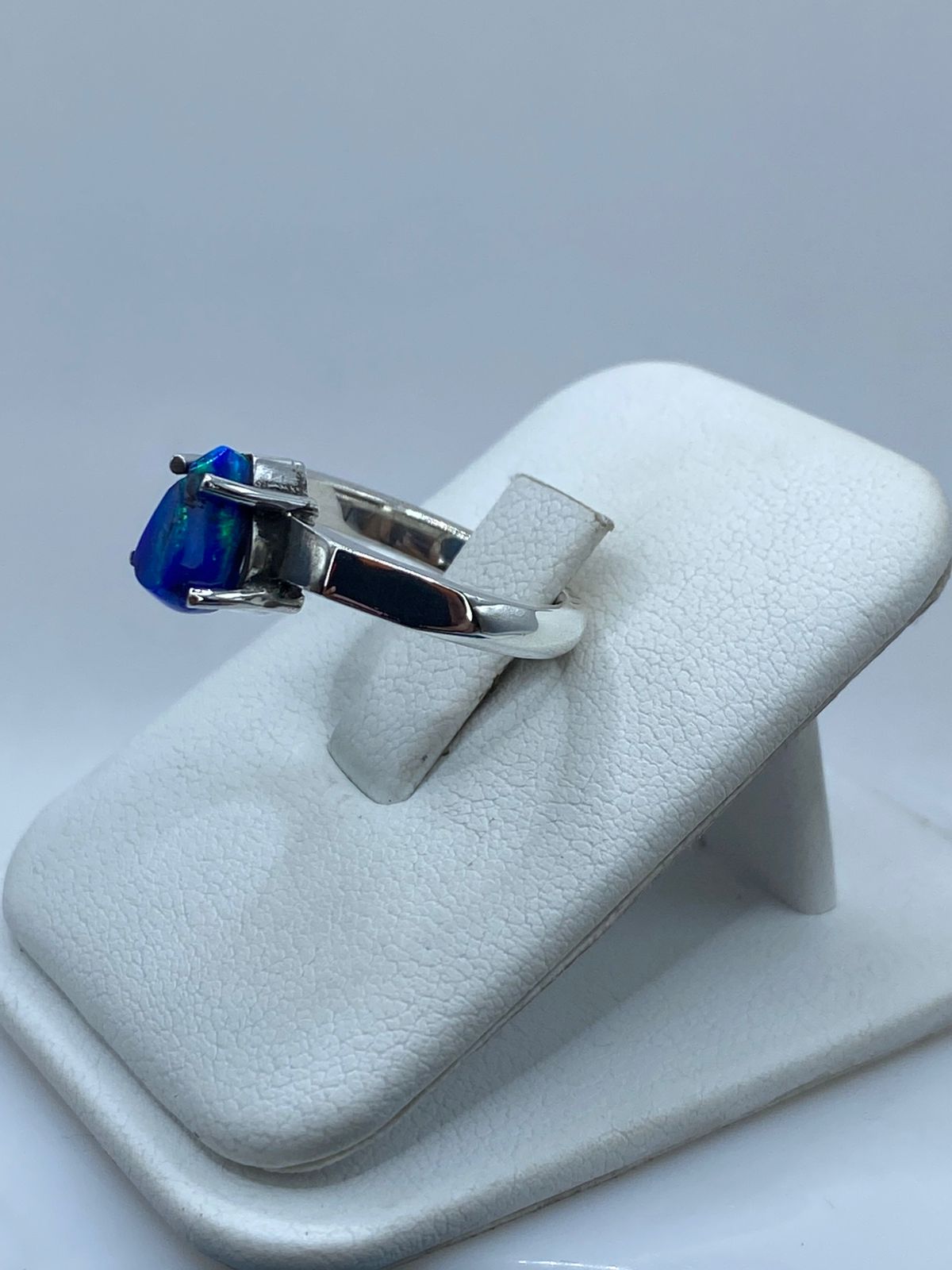 Anillo de Plata .925 con Ópalo Azul de Fuego en Corte Gota
