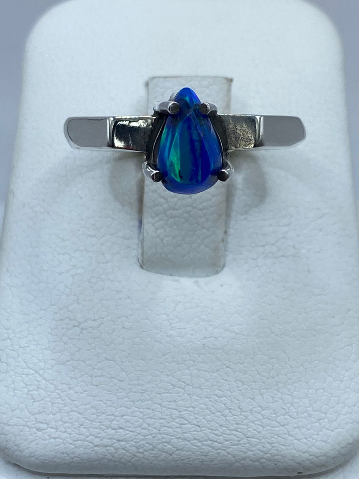 Anillo de Plata .925 con Ópalo Azul de Fuego en Corte Gota