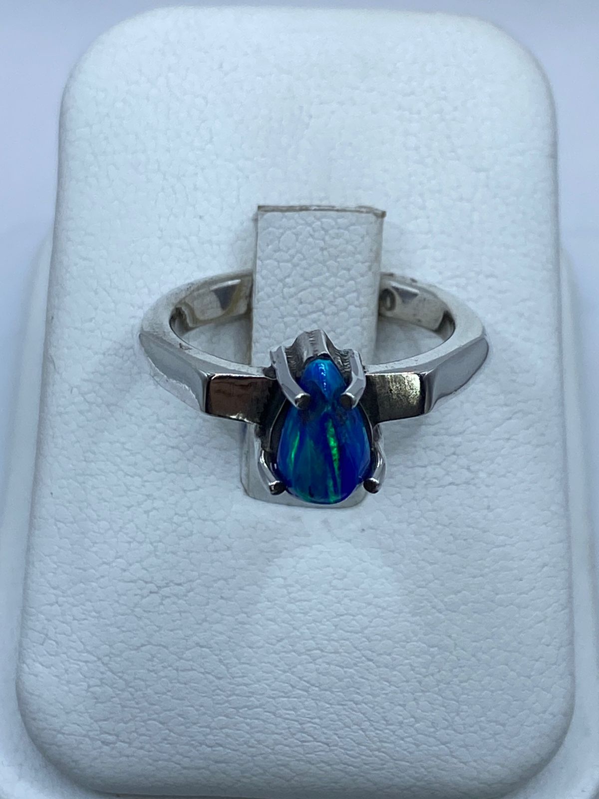 Anillo de Plata .925 con Ópalo Azul de Fuego en Corte Gota
