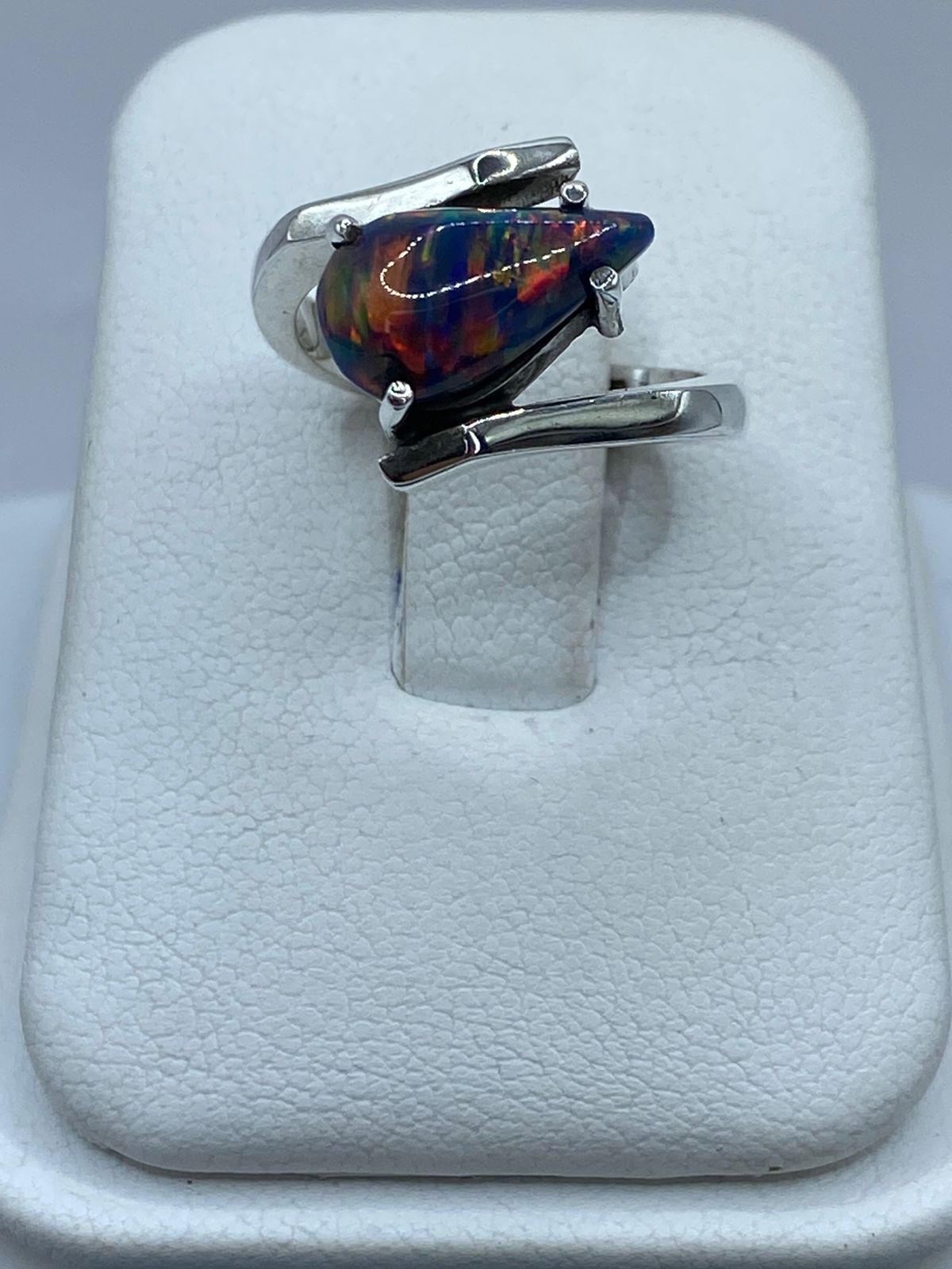Anillo de Plata .925 con Ópalo de Fuego Azul y Destellos Multicolor