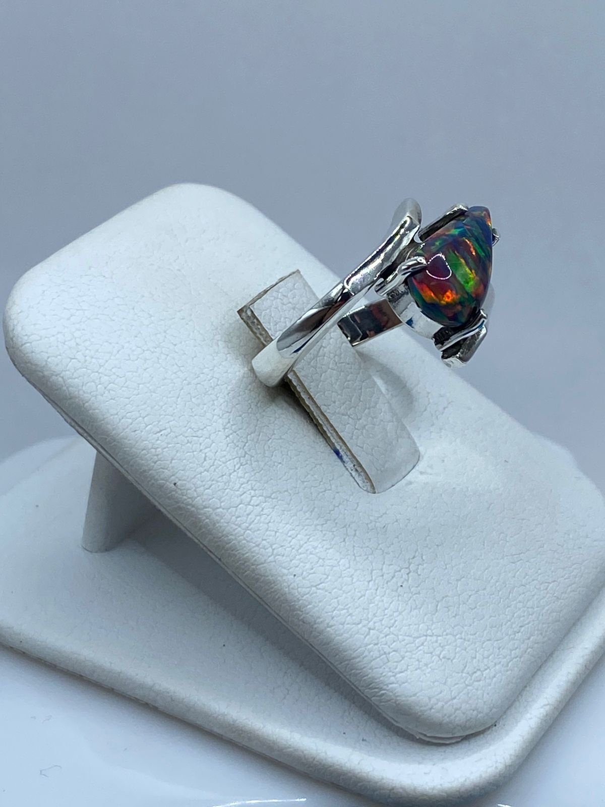 Anillo de Plata .925 con Ópalo de Fuego Azul y Destellos Multicolor