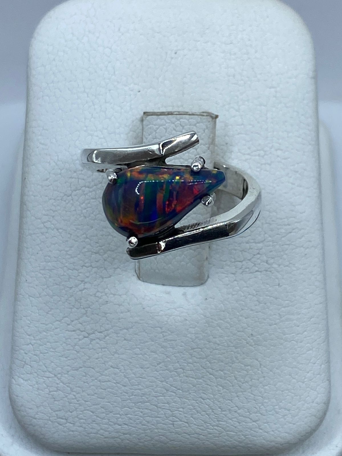 Anillo de Plata .925 con Ópalo de Fuego Azul y Destellos Multicolor
