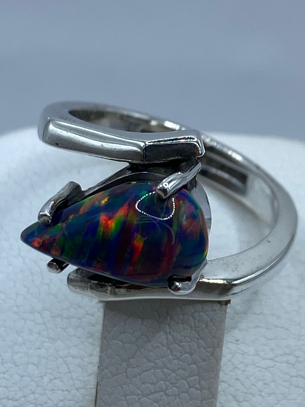 Anillo de Plata .925 con Ópalo de Fuego Azul y Destellos Multicolor