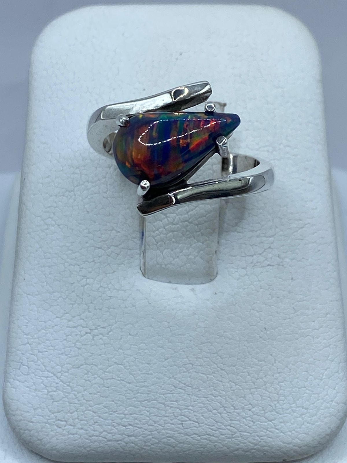 Anillo de Plata .925 con Ópalo de Fuego Azul y Destellos Multicolor