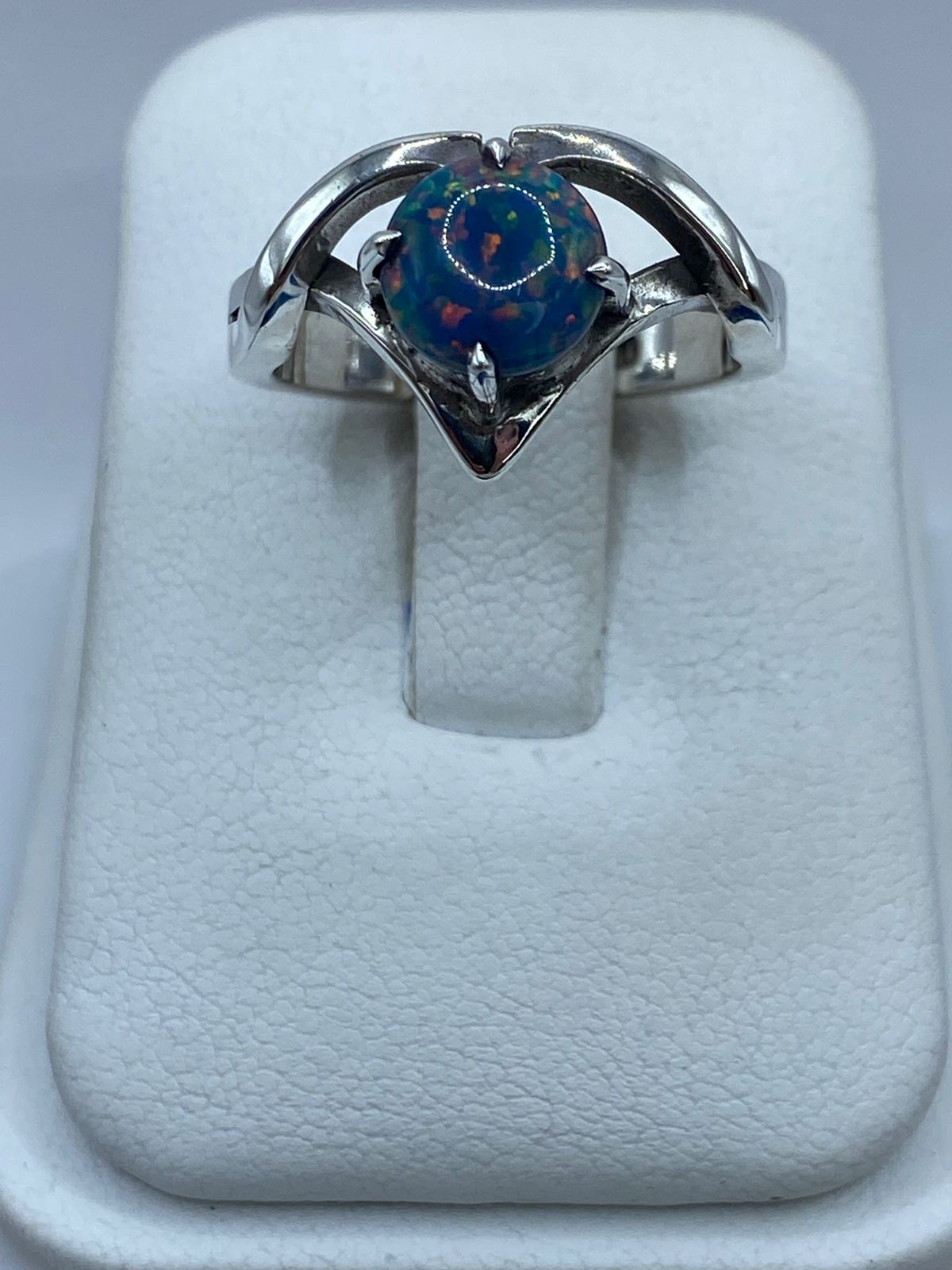 Anillo de Plata .925 con Ópalo de Fuego Azul Pastel y Destellos Tornasol