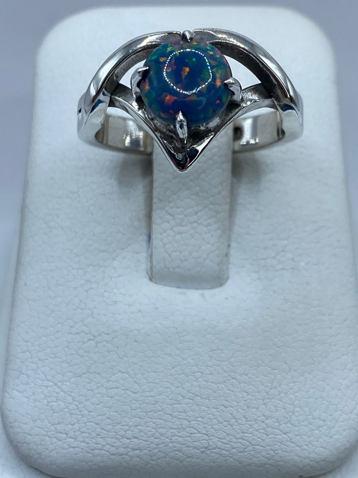 Anillo de Plata .925 con Ópalo de Fuego Azul Pastel y Destellos Tornasol