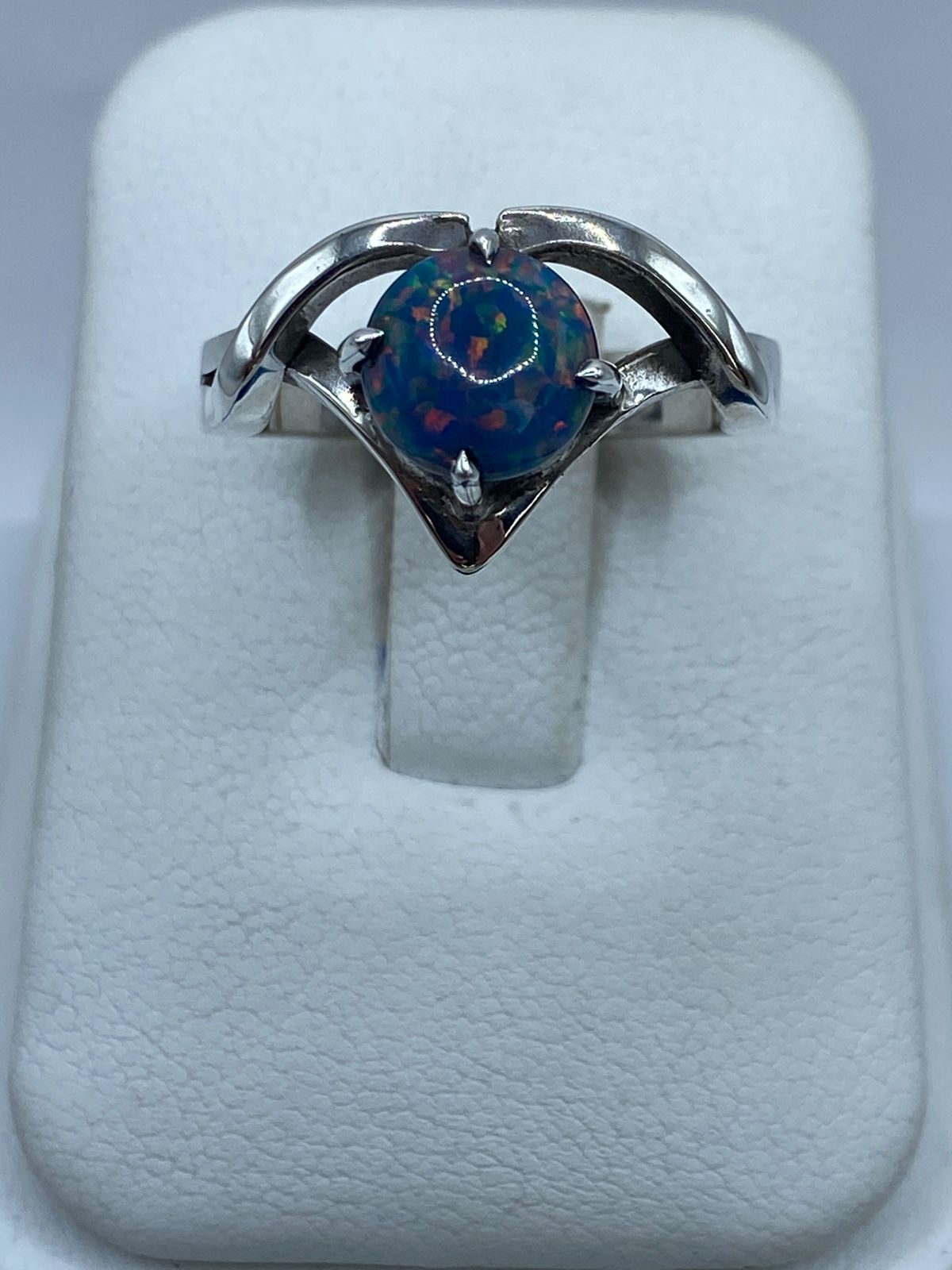 Anillo de Plata .925 con Ópalo de Fuego Azul Pastel y Destellos Tornasol