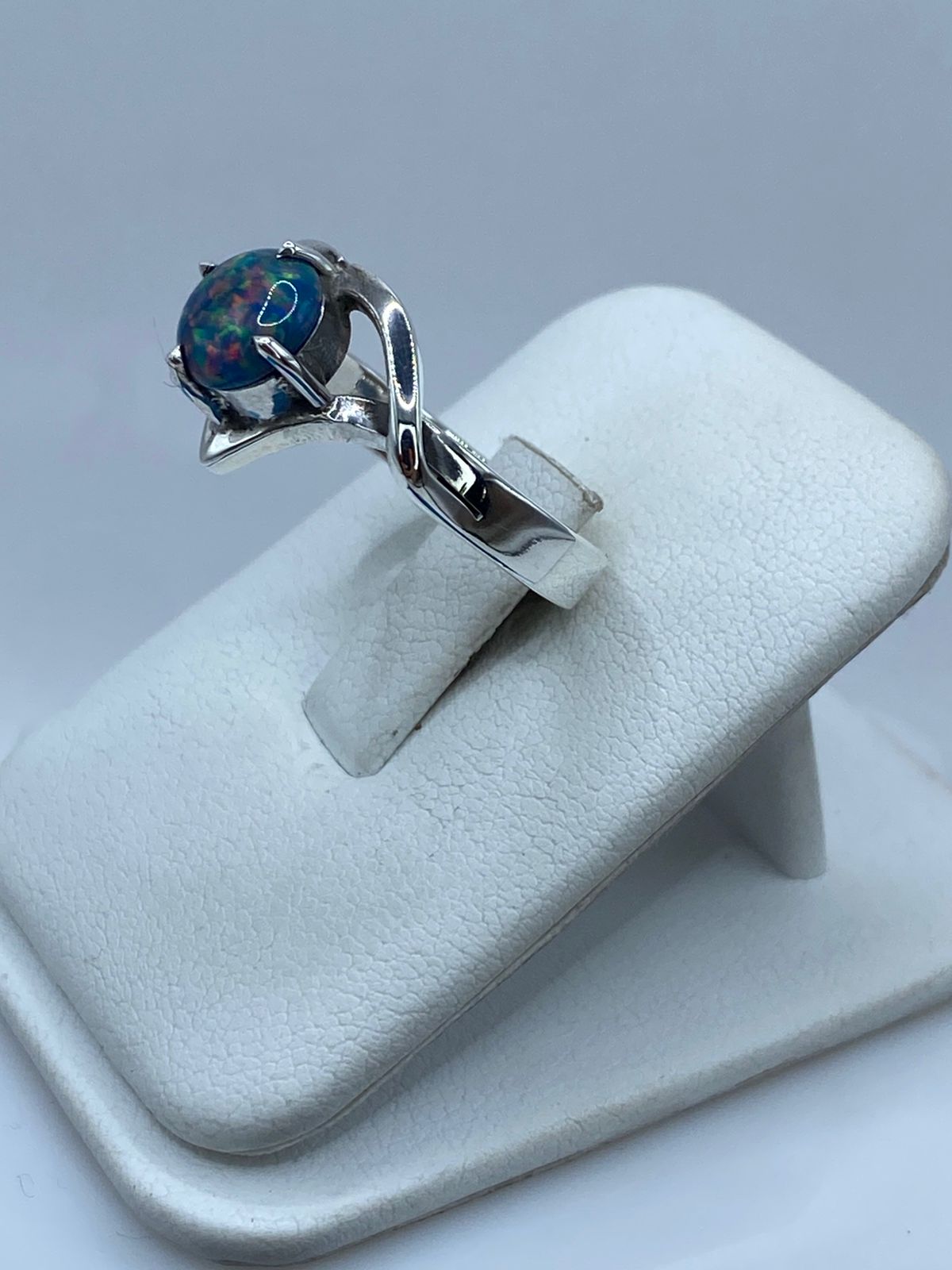 Anillo de Plata .925 con Ópalo de Fuego Azul Pastel y Destellos Tornasol