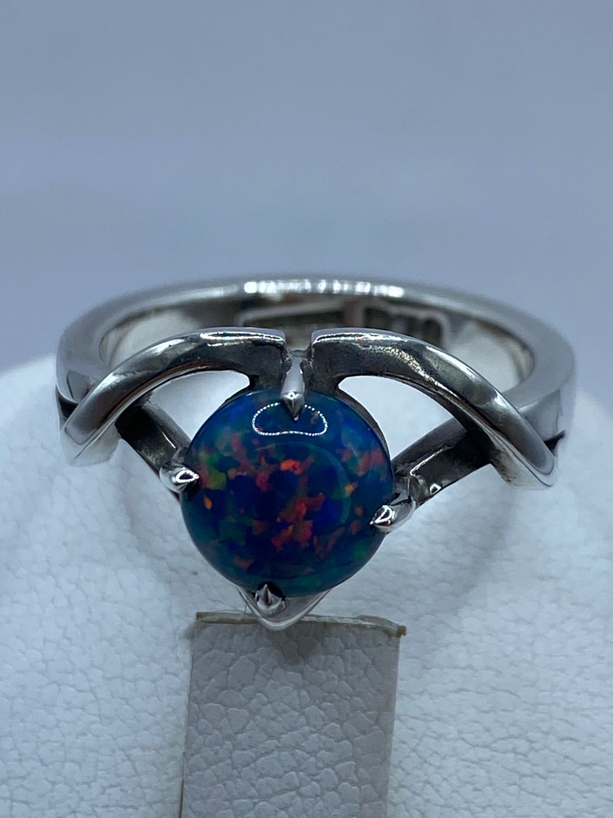 Anillo de Plata .925 con Ópalo de Fuego Azul Pastel y Destellos Tornasol