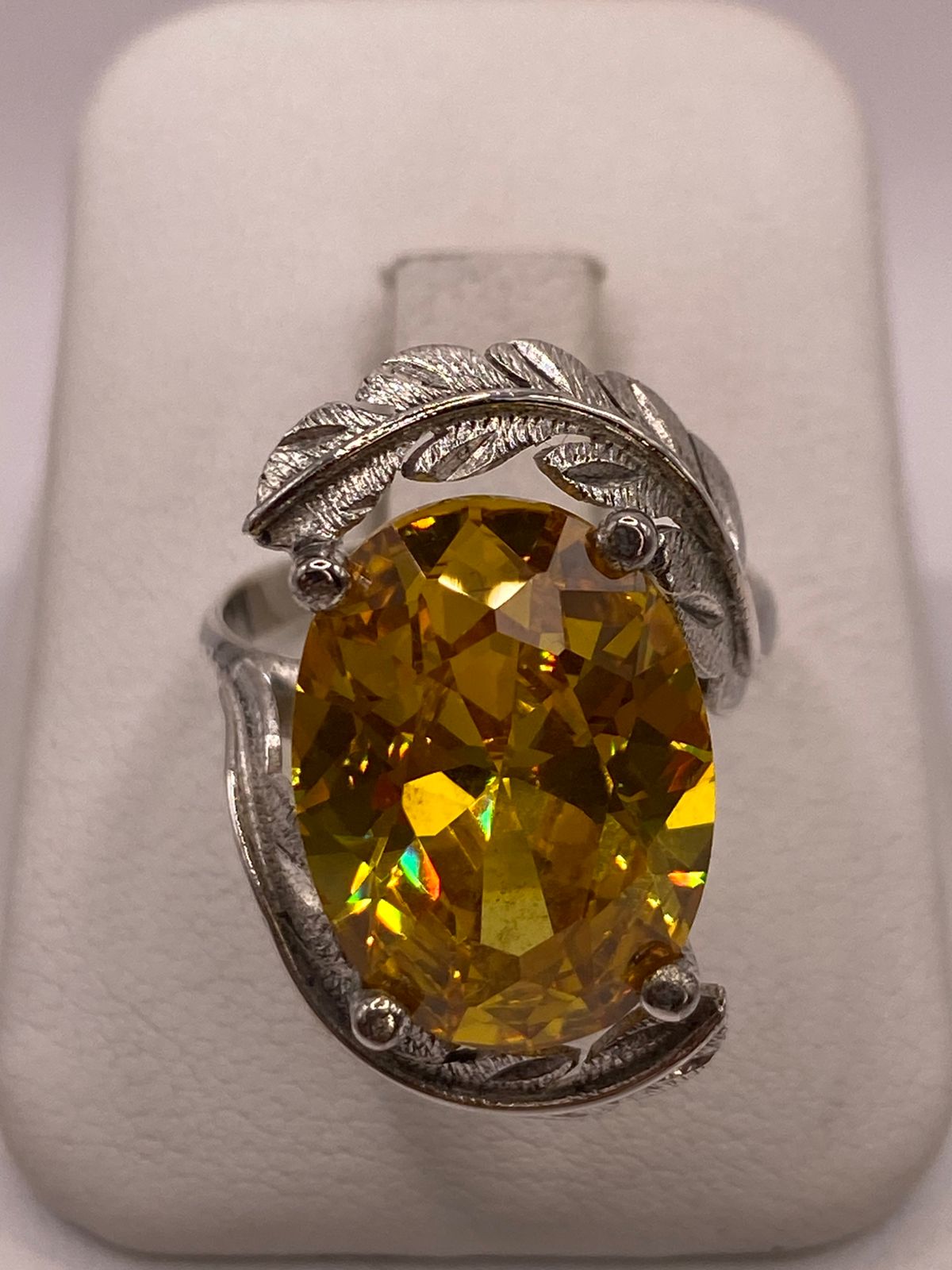 Anillo de Plata 925 con Zirconia Amarilla Ovalada y Diseño de Hojas