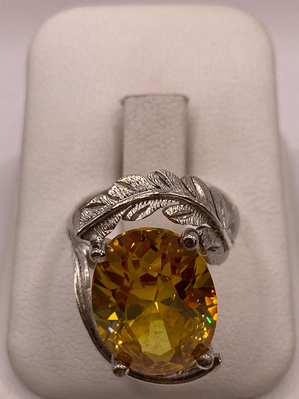 Anillo de Plata 925 con Zirconia Amarilla Ovalada y Diseño de Hojas