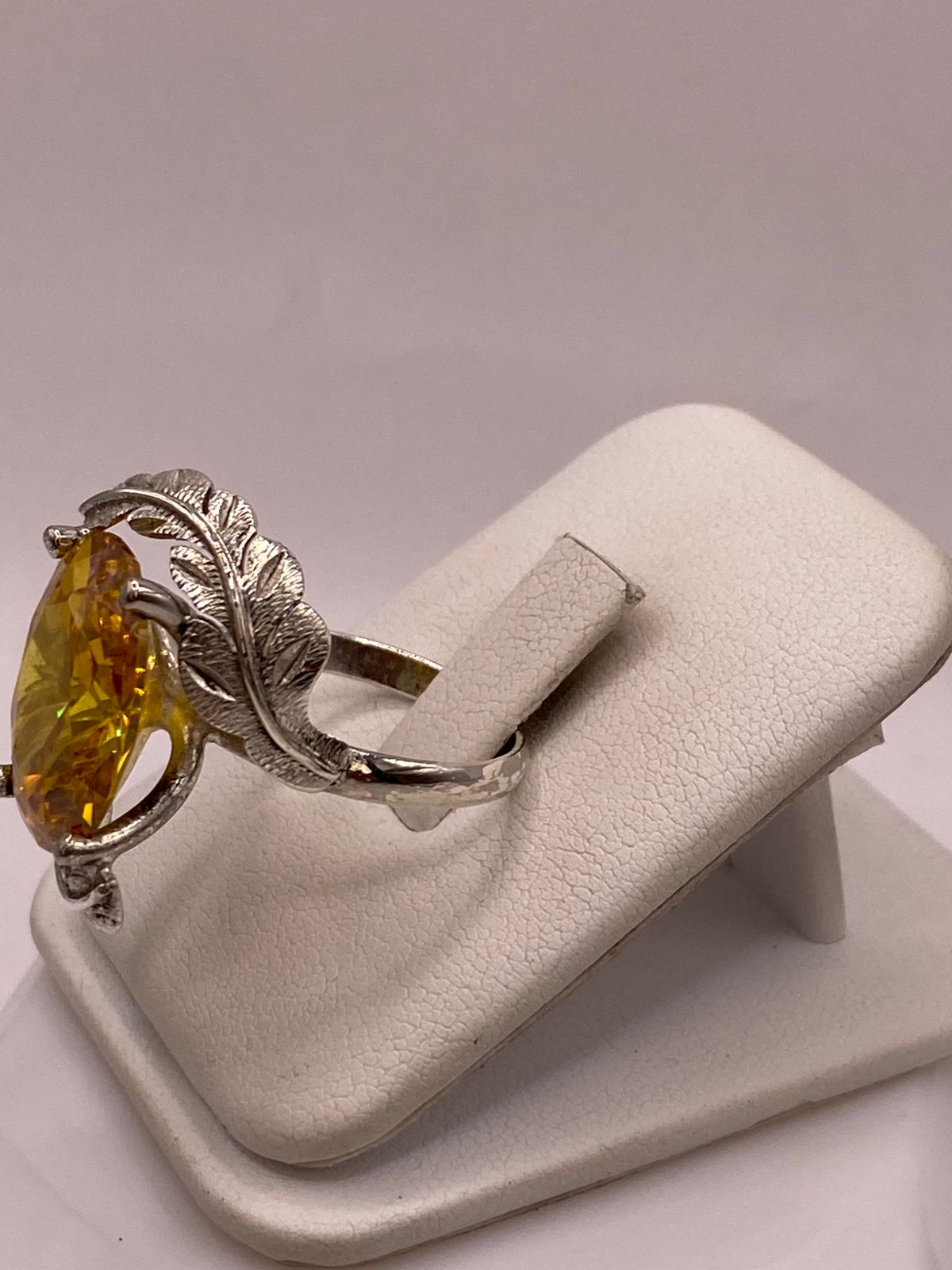 Anillo de Plata 925 con Zirconia Amarilla Ovalada y Diseño de Hojas