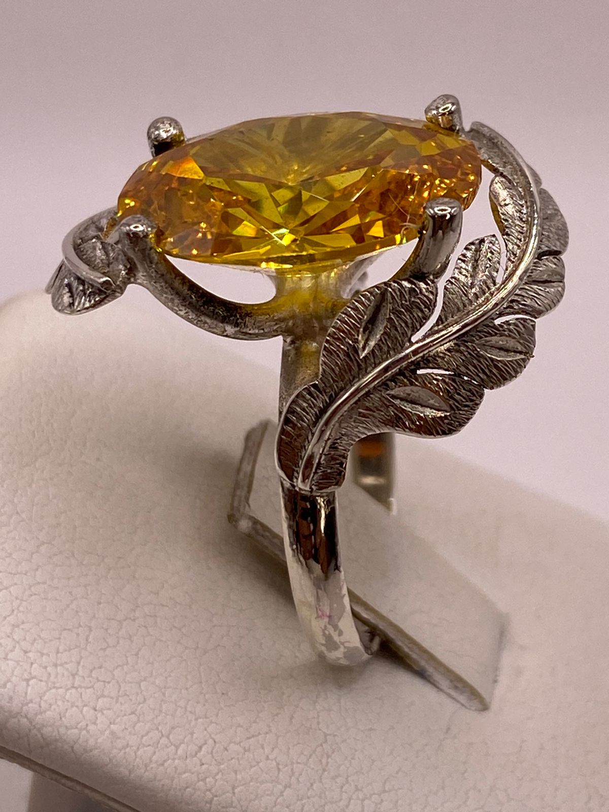 Anillo de Plata 925 con Zirconia Amarilla Ovalada y Diseño de Hojas
