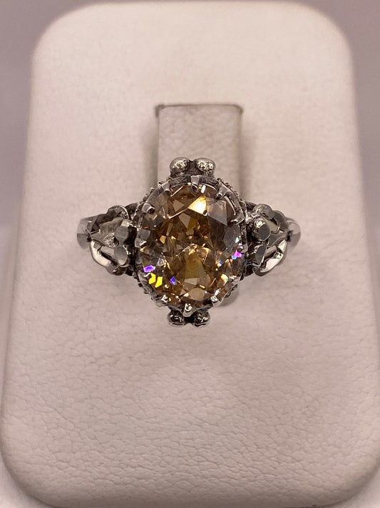 Anillo de Plata 925 con Zirconia Color Champagne Facetada, Diseño Corona Vintage — ángulo diagonal
