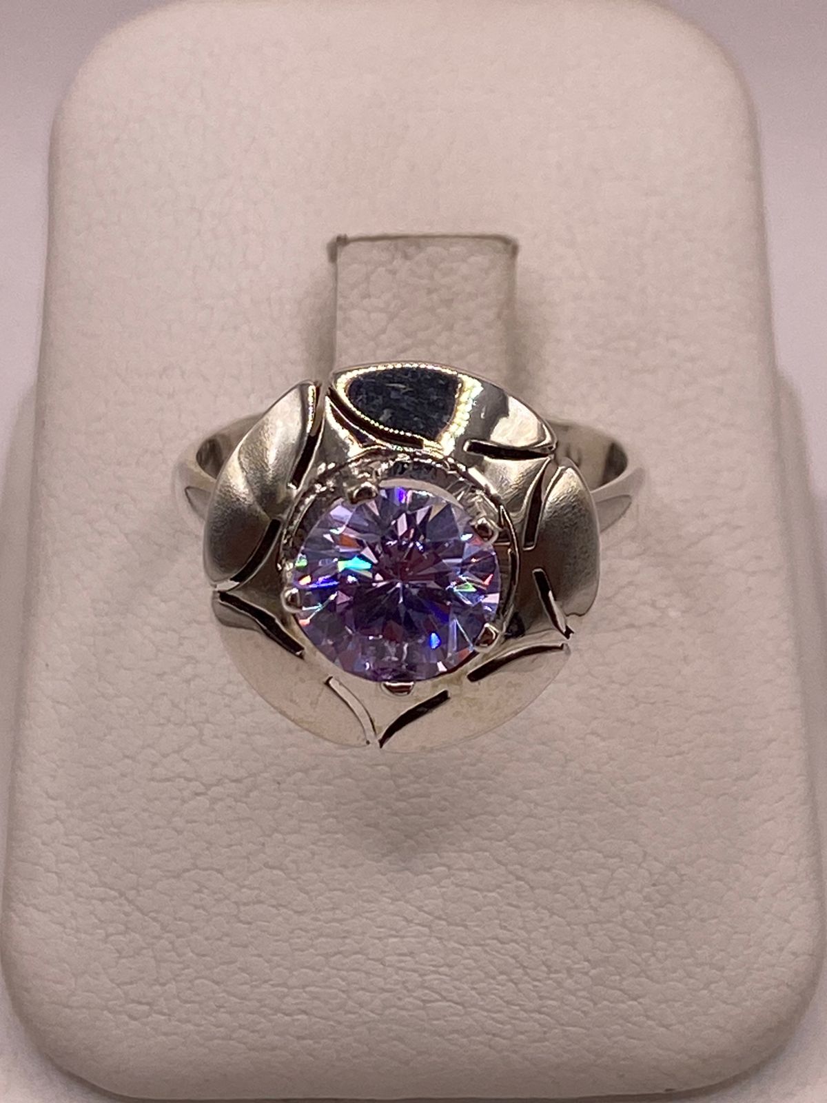 Anillo de Plata 925 con Zirconia Lila Facetada, Diseño Floral Moderno