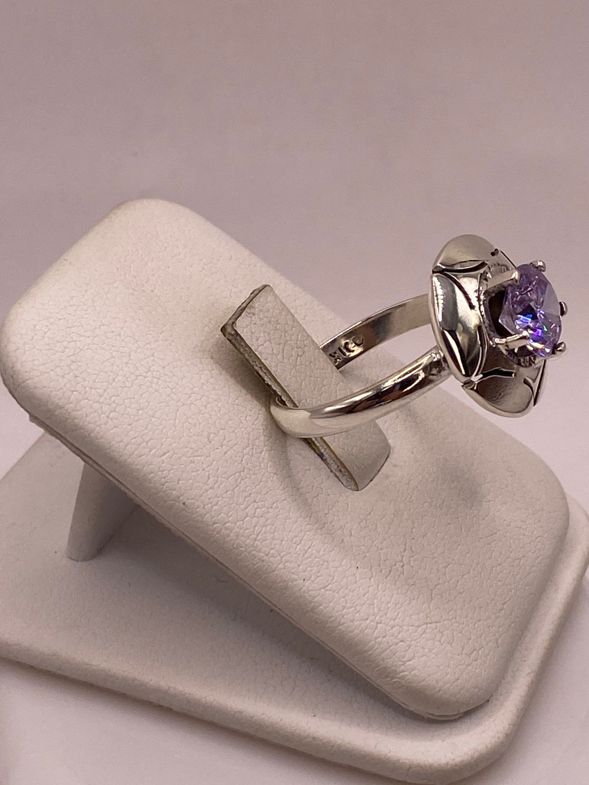 Anillo de Plata 925 con Zirconia Lila Facetada, Diseño Floral Moderno