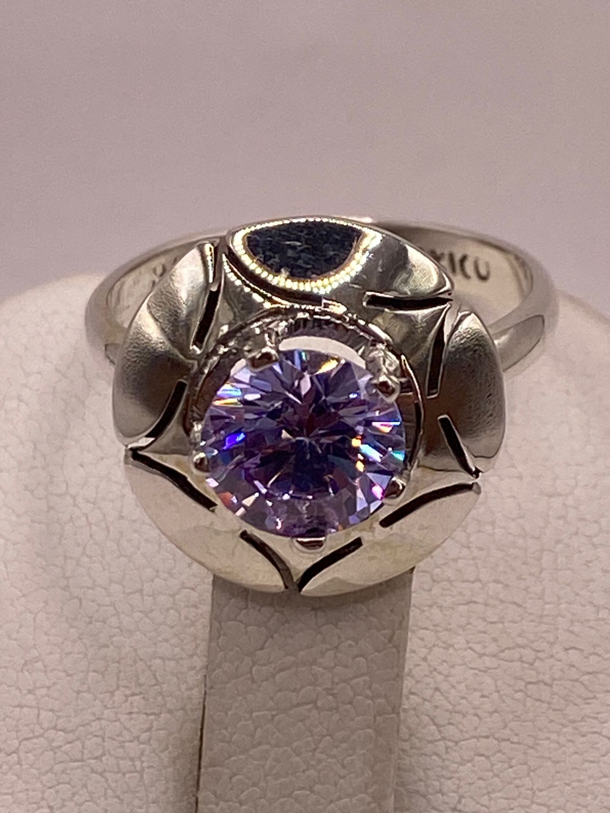 Anillo de Plata 925 con Zirconia Lila Facetada, Diseño Floral Moderno