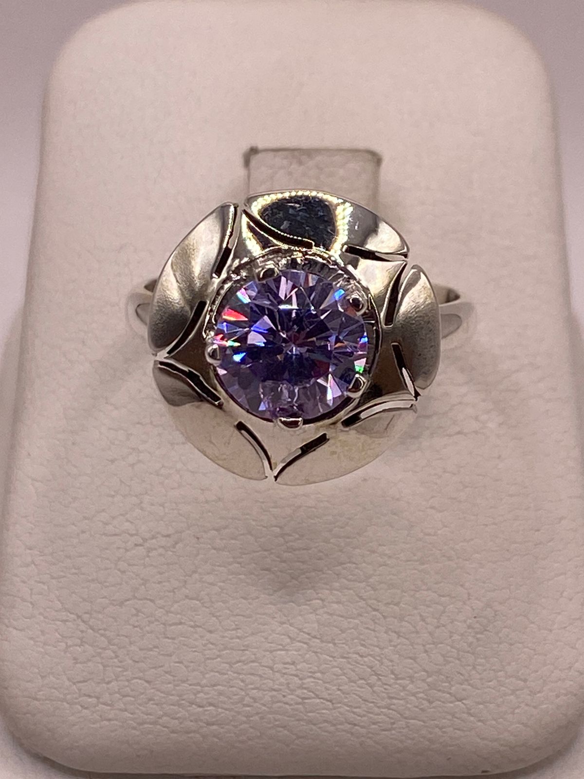 Anillo de Plata 925 con Zirconia Lila Facetada, Diseño Floral Moderno