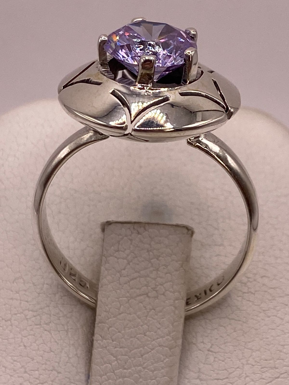 Anillo de Plata 925 con Zirconia Lila Facetada, Diseño Floral Moderno