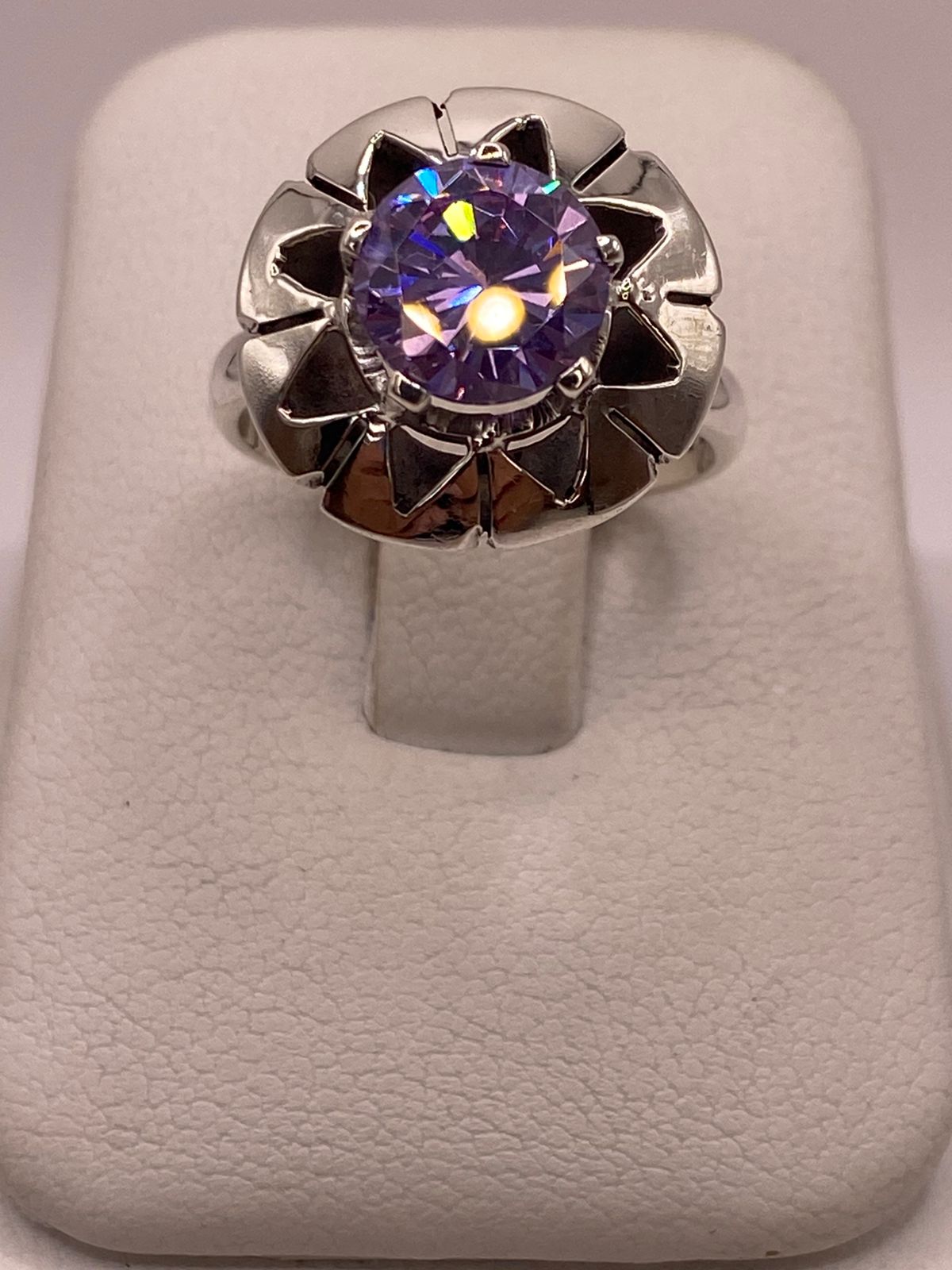 Anillo de Plata 925 con Zirconia Lila Facetada, Diseño Floral Moderno