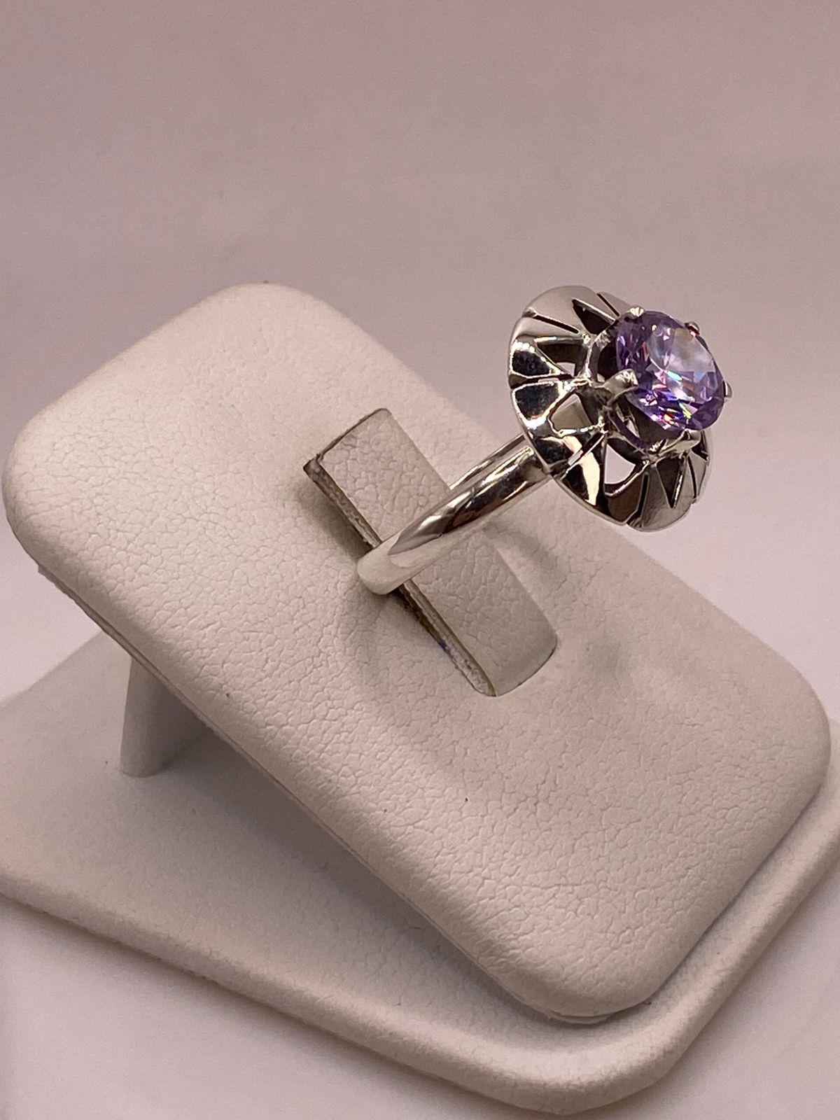 Anillo de Plata 925 con Zirconia Lila Facetada, Diseño Floral Moderno