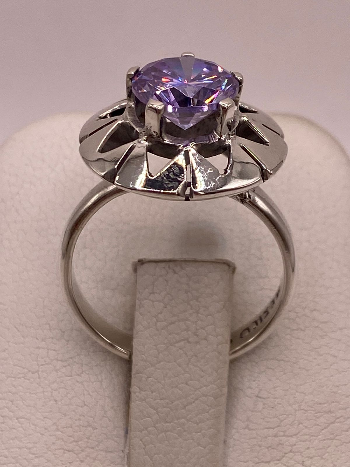 Anillo de Plata 925 con Zirconia Lila Facetada, Diseño Floral Moderno