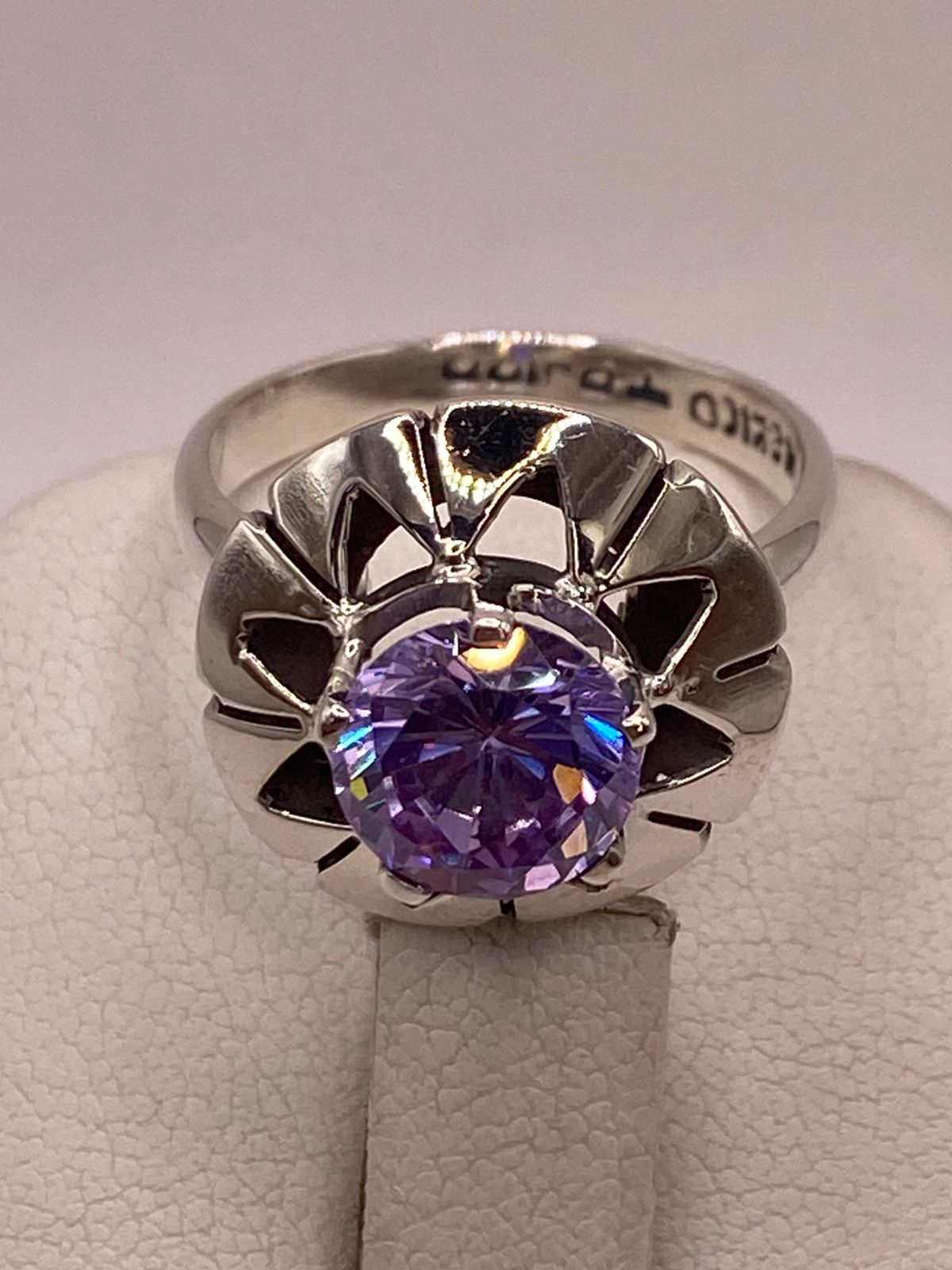 Anillo de Plata 925 con Zirconia Lila Facetada, Diseño Floral Moderno