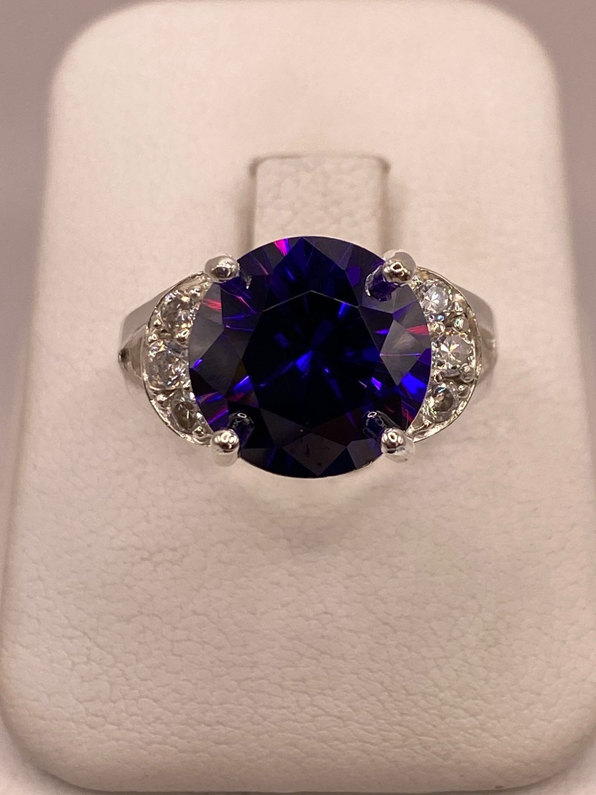 Anillo de Plata 925 con Zirconia Morada y Zirconias Blancas