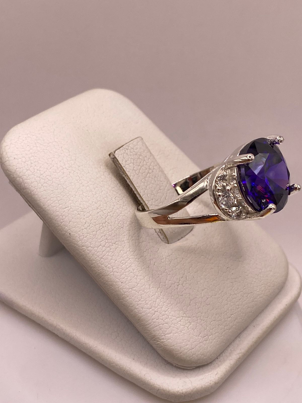 Anillo de Plata 925 con Zirconia Morada y Zirconias Blancas