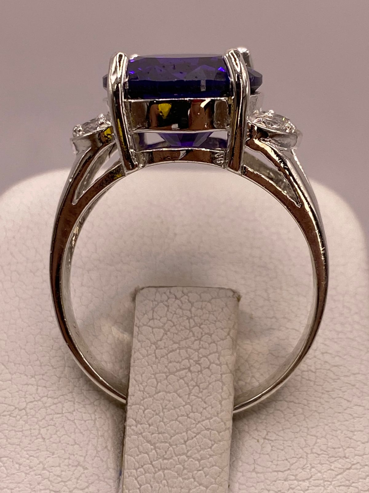 Anillo de Plata 925 con Zirconia Morada y Zirconias Blancas