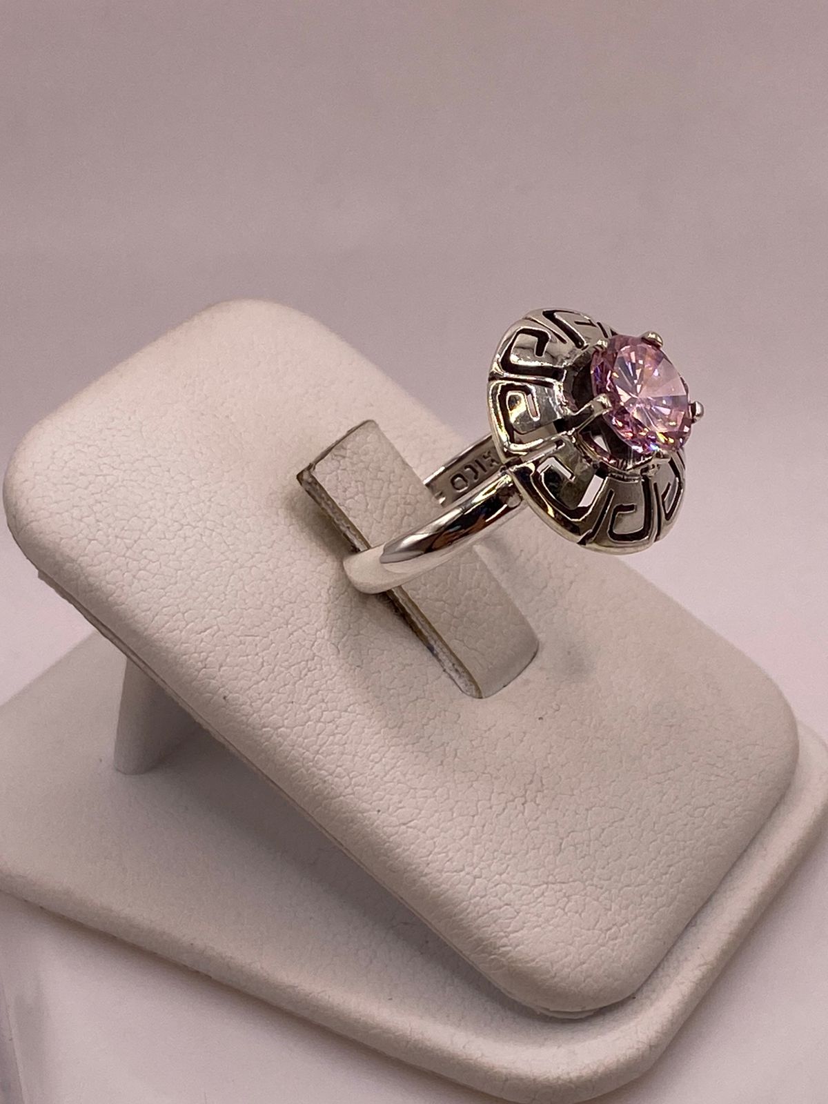 ANILLO DE PLATA 925 CON ZIRCONIA ROSA FACETADA DISEÑO CIRCULAR TIPO GRECA