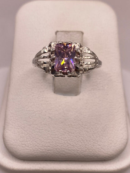 Anillo de Plata 925 con Zirconia Rosa Facetada, Diseño Elegante con Corazones