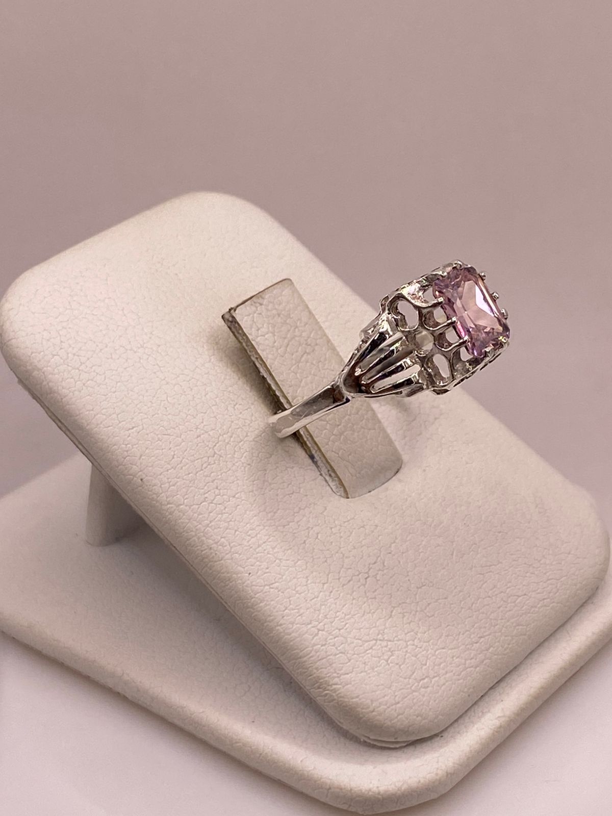 Anillo de Plata 925 con Zirconia Rosa Facetada, Diseño Elegante con Corazones