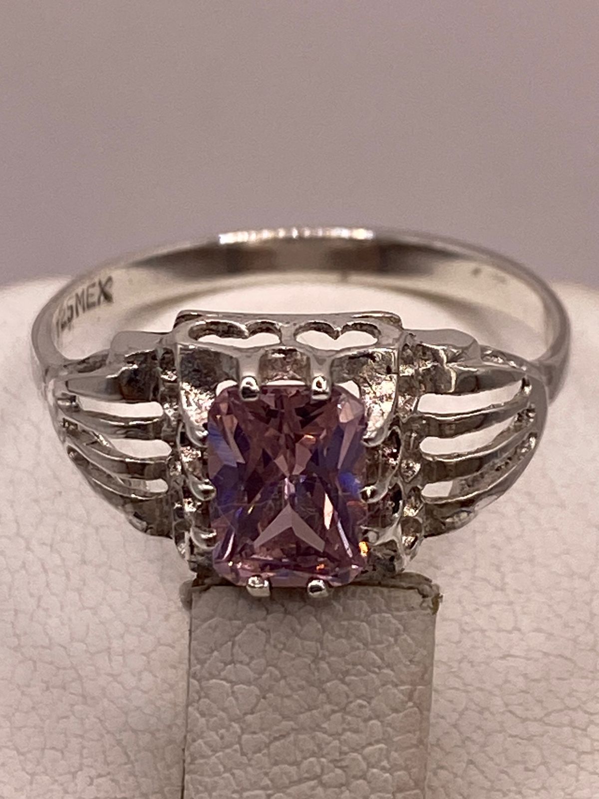 Anillo de Plata 925 con Zirconia Rosa Facetada, Diseño Elegante con Corazones