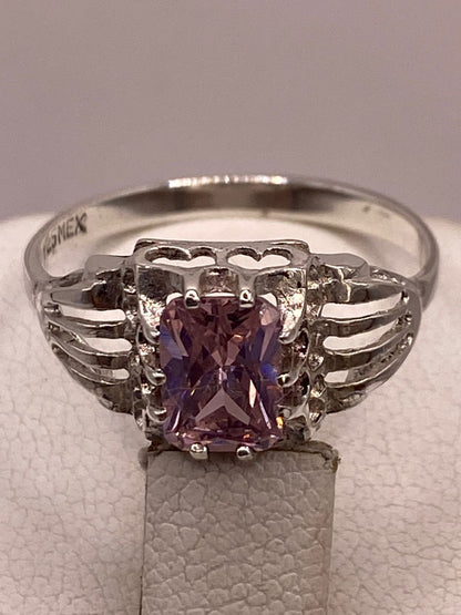Anillo de Plata 925 con Zirconia Rosa Facetada, Diseño Elegante con Corazones