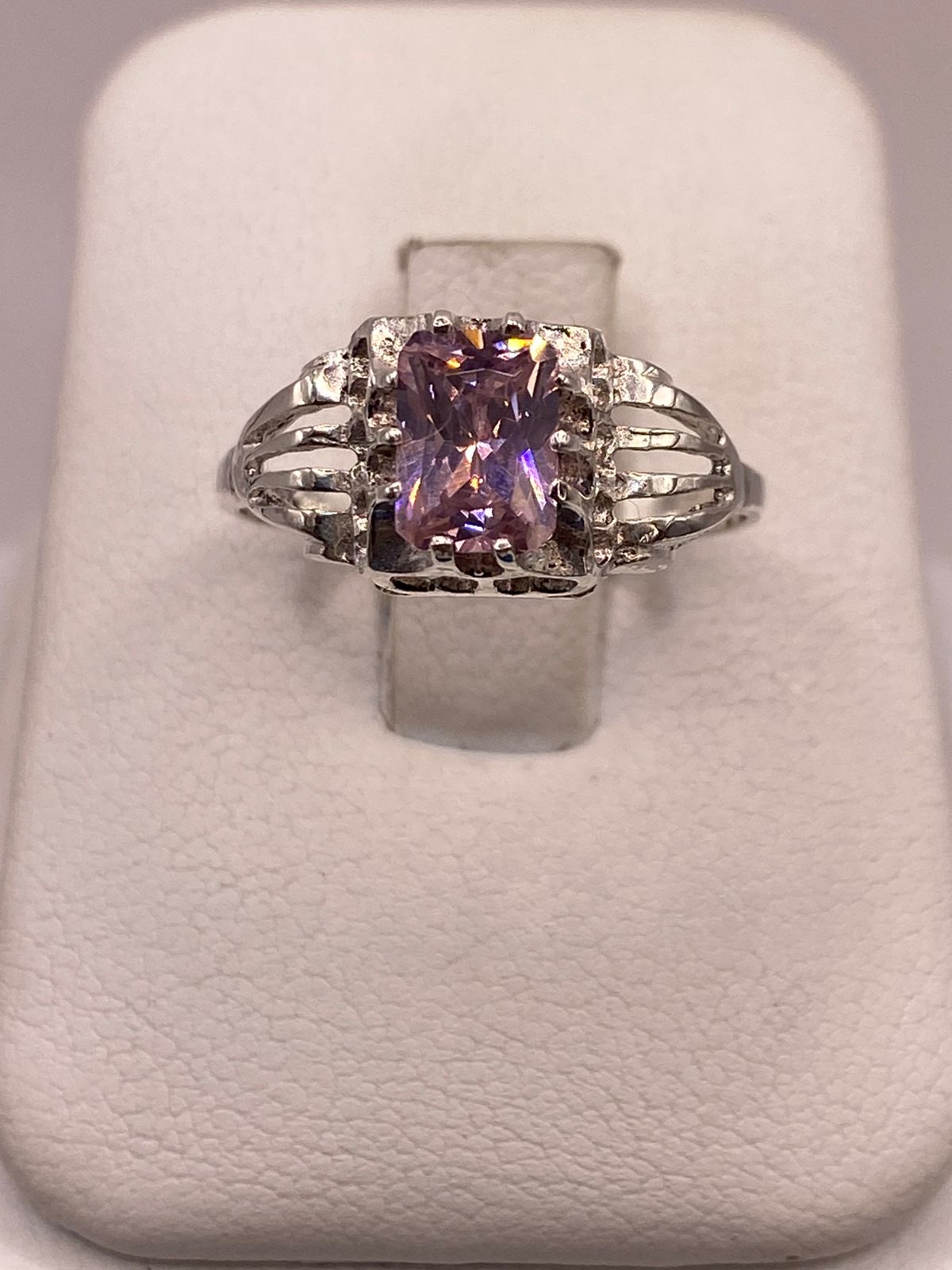 Anillo de Plata 925 con Zirconia Rosa Facetada, Diseño Elegante con Corazones