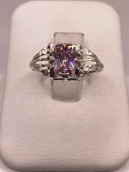 Anillo de Plata 925 con Zirconia Rosa Facetada, Diseño Elegante con Corazones en báscula mostrando peso