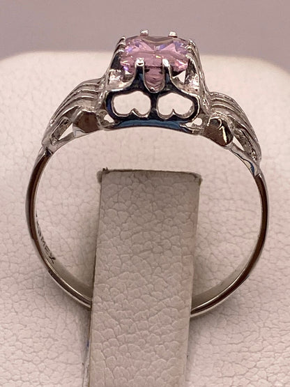 Anillo de Plata 925 con Zirconia Rosa Facetada, Diseño Elegante con Corazones
