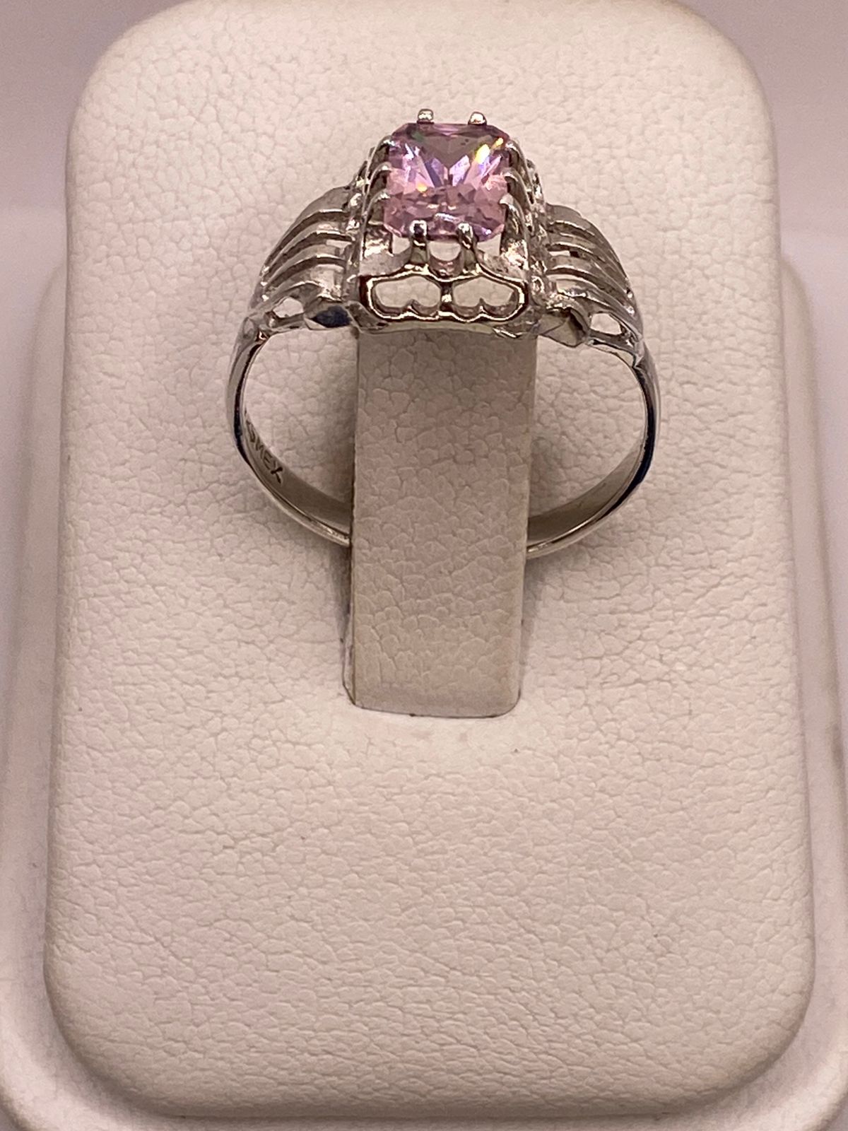 Anillo de Plata 925 con Zirconia Rosa Facetada, Diseño Elegante con Corazones
