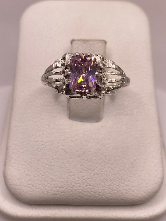 Anillo de Plata 925 con Zirconia Rosa Facetada, Diseño Elegante con Corazones en báscula mostrando peso