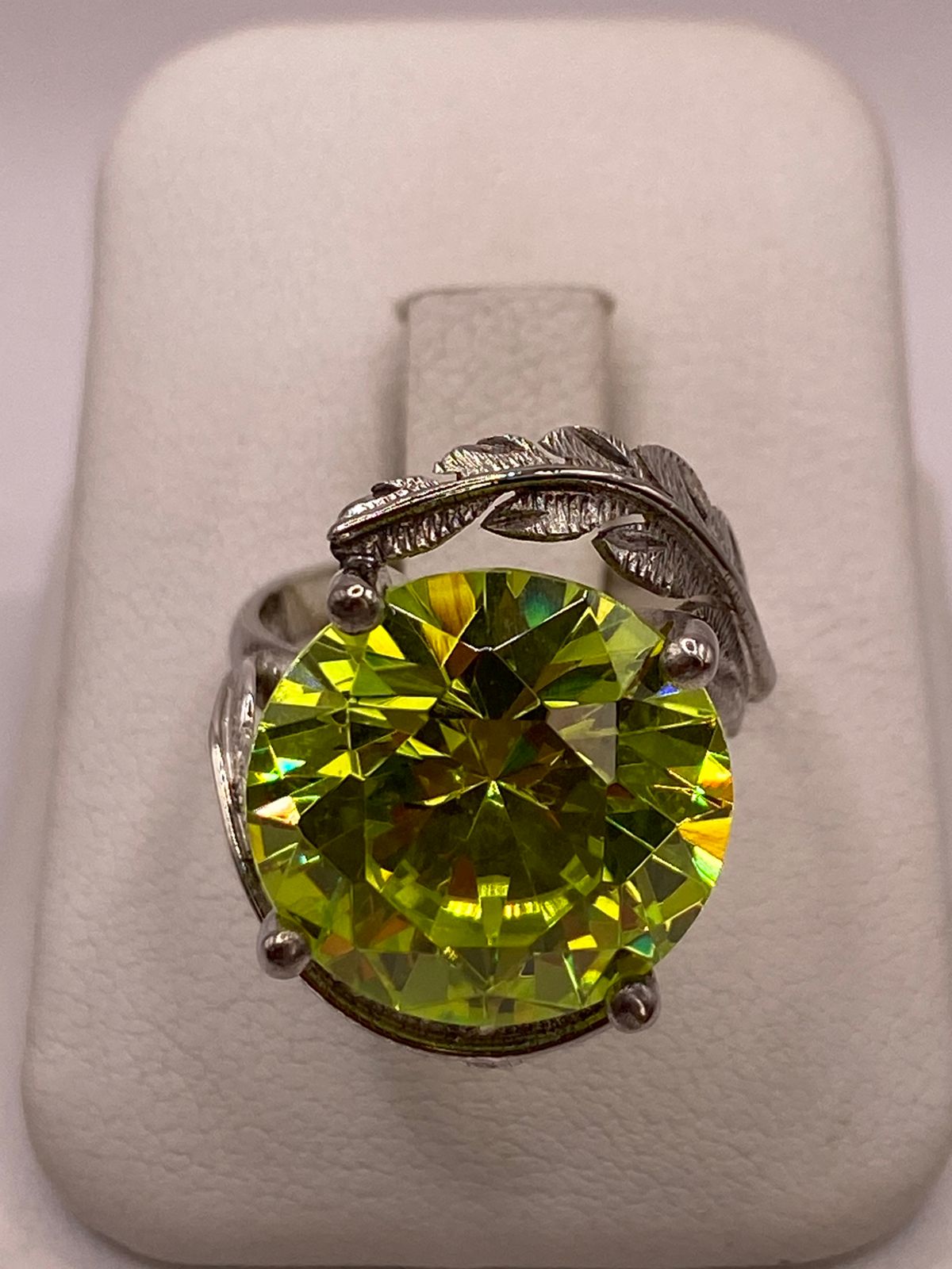 Anillo de Plata 925 con Zirconia Verde Limón y Diseño de Hojas