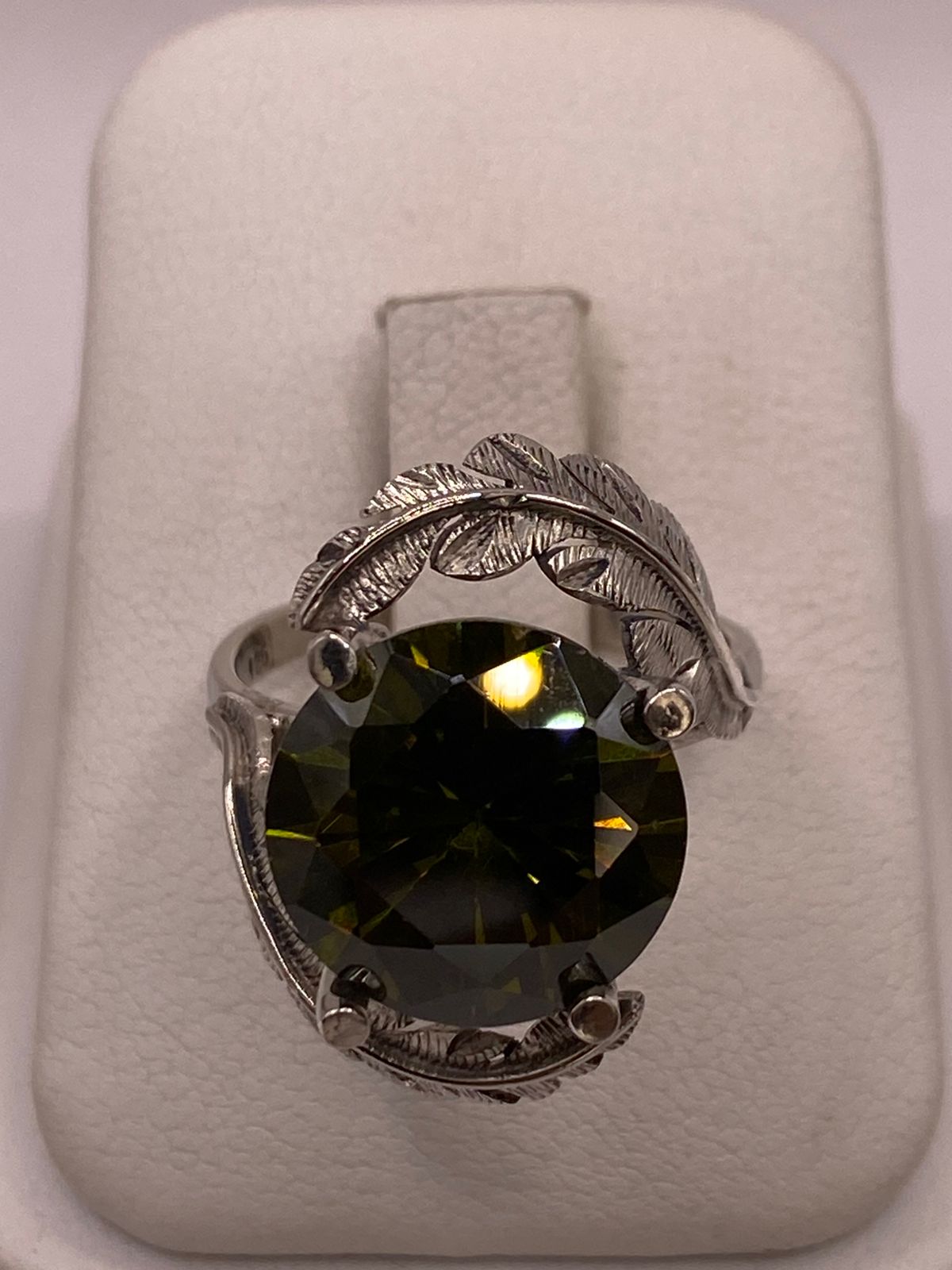 Anillo de Plata 925 con Zirconia Verde Olivo y Diseño de Hojas