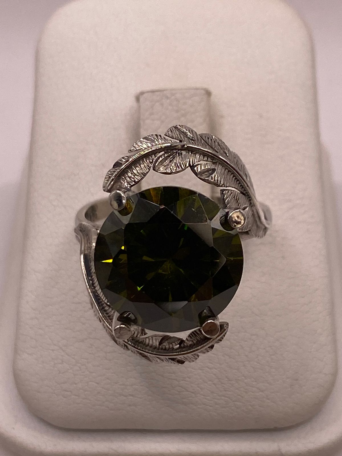 Anillo de Plata 925 con Zirconia Verde Olivo y Diseño de Hojas