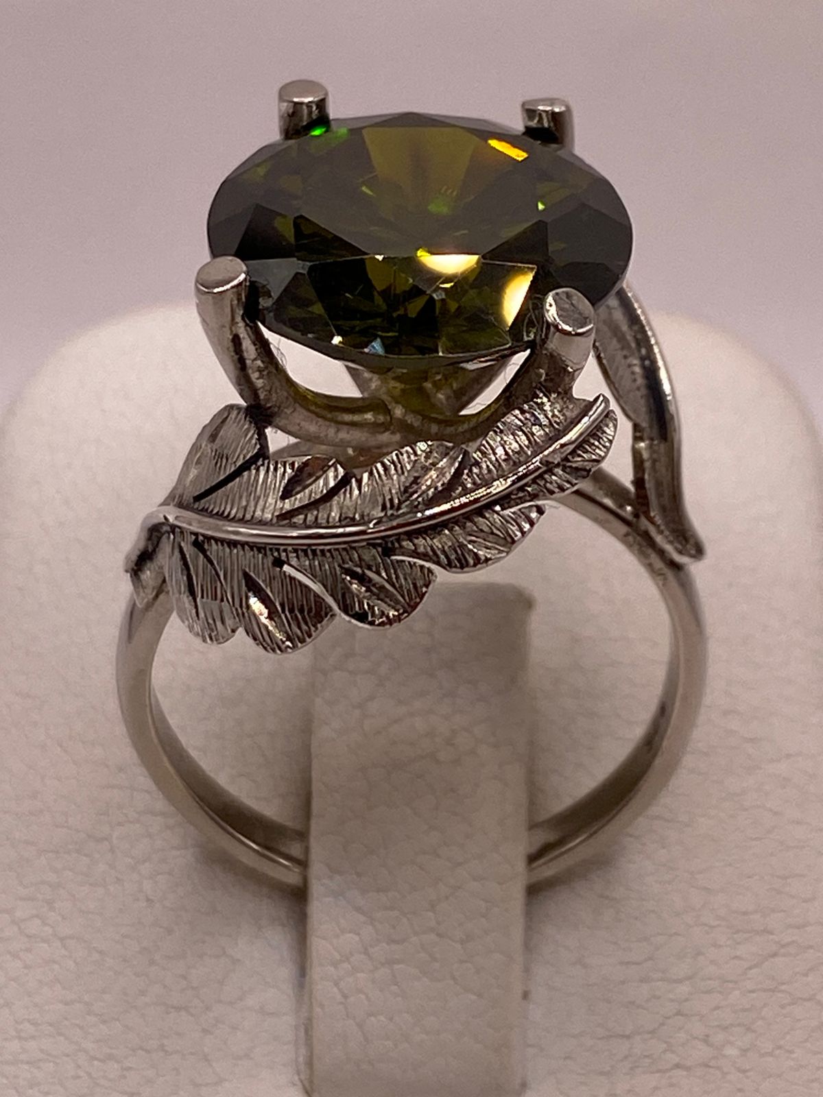 Anillo de Plata 925 con Zirconia Verde Olivo y Diseño de Hojas