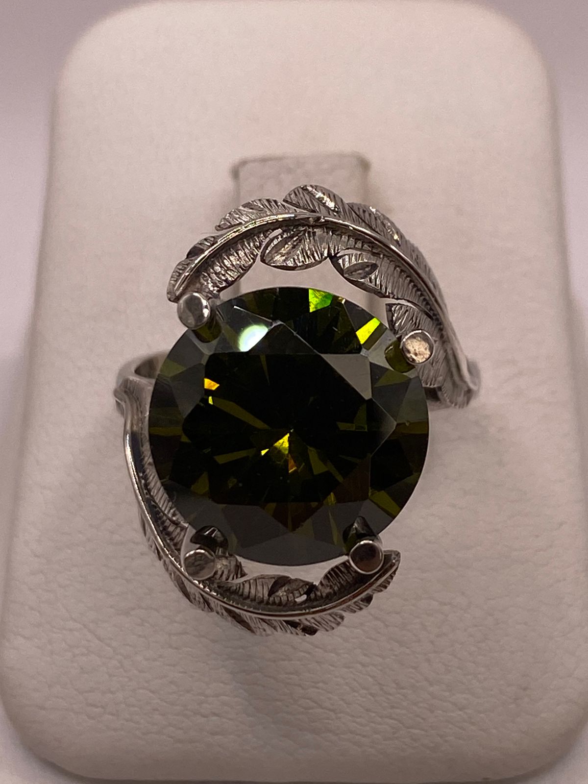Anillo de Plata 925 con Zirconia Verde Olivo y Diseño de Hojas