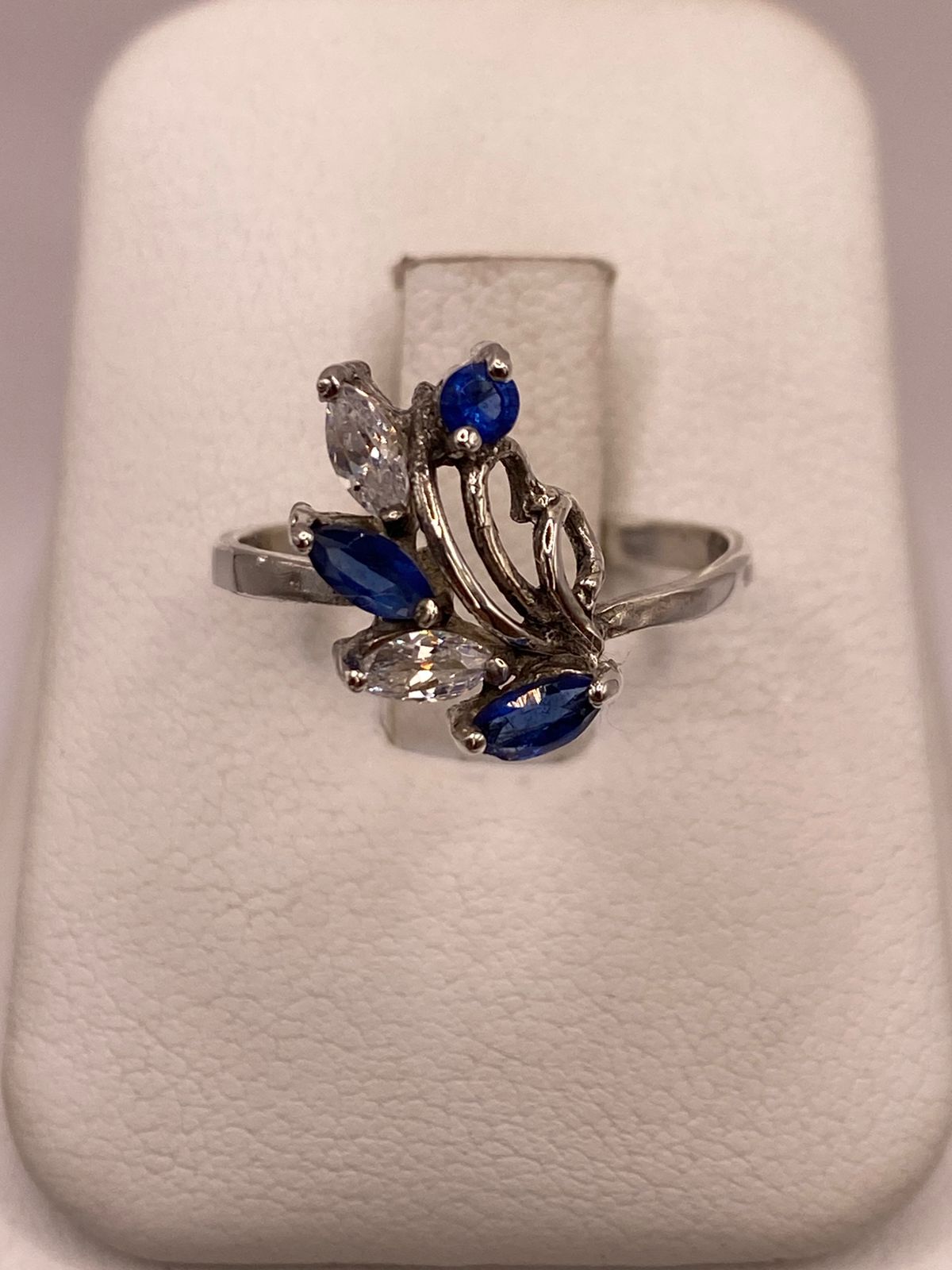 Anillo de Plata 925 con Zirconias Azules y Blancas, Diseño Floral Abstracto